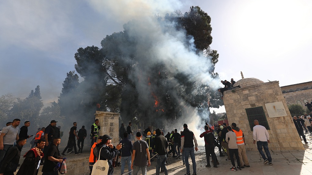A fire in the courtyard of Al-Aqsa Mosque in East Jerusalem, April 22, 2022. /CFP