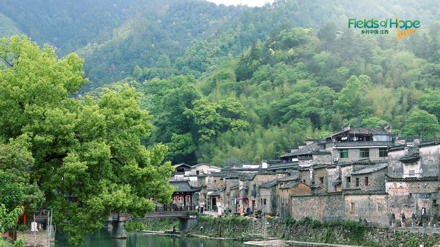 Here in Yaoli ancient town in Jingdezhen, Jiangxi, the well-preserved buildings are in perfect harmony with the mountain scenery. /CGTN