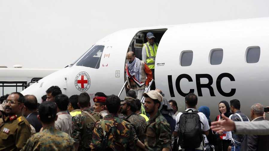 Prisoners released disembark from a plane during a prisoner exchange at the Sanaa airport in Sanaa, Yemen, April 16, 2023. /Xinhua