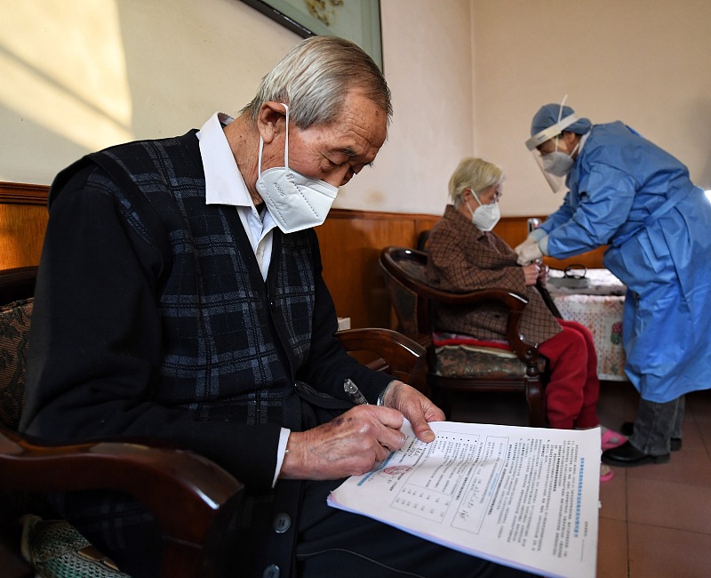Medical workers provide at-home vaccination services to elderly people in Beijing, China, January 4, 2023. /CFP