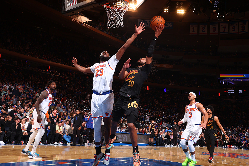 Mitchell Robinson (#23) of the New York Knicks deflects a shot by Darius Garland (#10) of the Cleveland Cavaliers in Game 3 of the NBA Eastern Conference first-round playoffs at the Madison Square Garden in New York City, April 21, 2023. /CFP