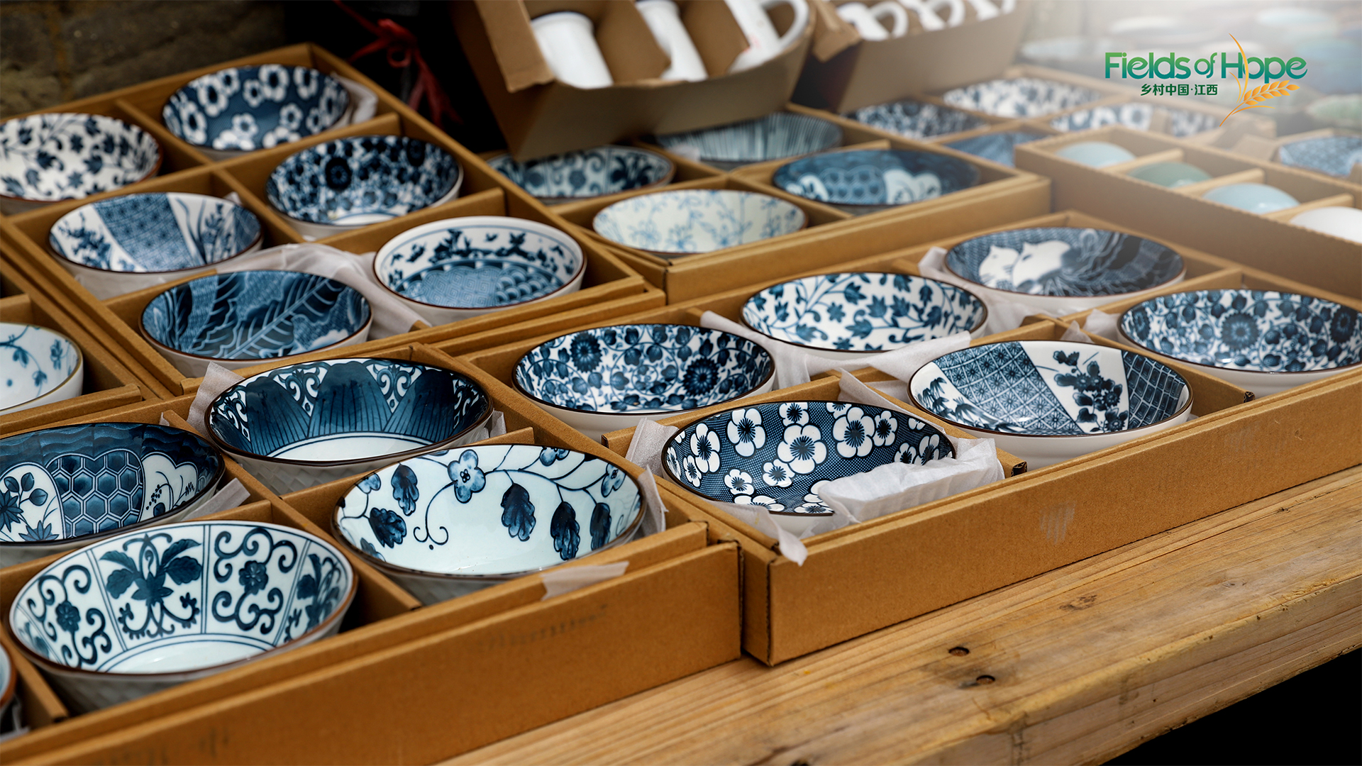 Porcelain crafts can be spotted everywhere in Yaoli ancient town in Jingdezhen, Jiangxi. /CGTN