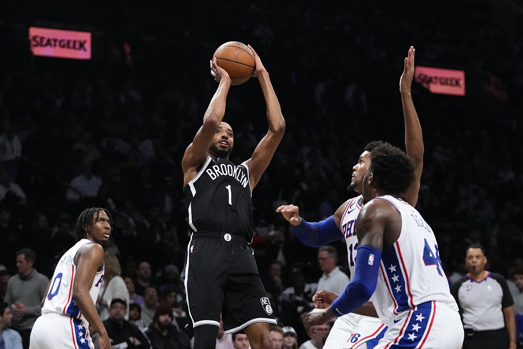 Spencer Dinwiddie (#1) of the Brooklyn Nets shoots in Game 4 of the NBA Eastern Conference first-round playoffs against the Philadelphia 76ers at the Barclays Center in Brooklyn, New York, April 22, 2023. /CFP