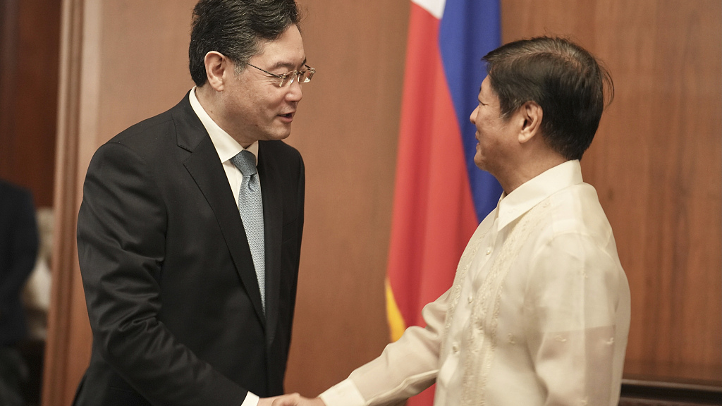 Philippines President Ferdinand Romualdez Marcos Jr. (R) welcomes Chinese Foreign Minister Qin Gang at Malacanang Palace in Manila, capital of the Philippines, April 22, 2023. /CFP