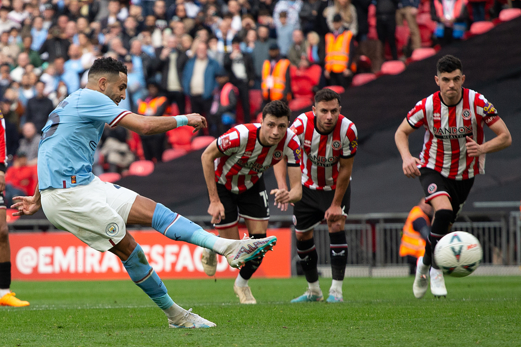 Riyad Mahrez (L) of Manchester City strikes during the FA Cup match between Manchester City and Sheffield United at Wembley Stadium in London, England, April 22, 2023. /CFP 