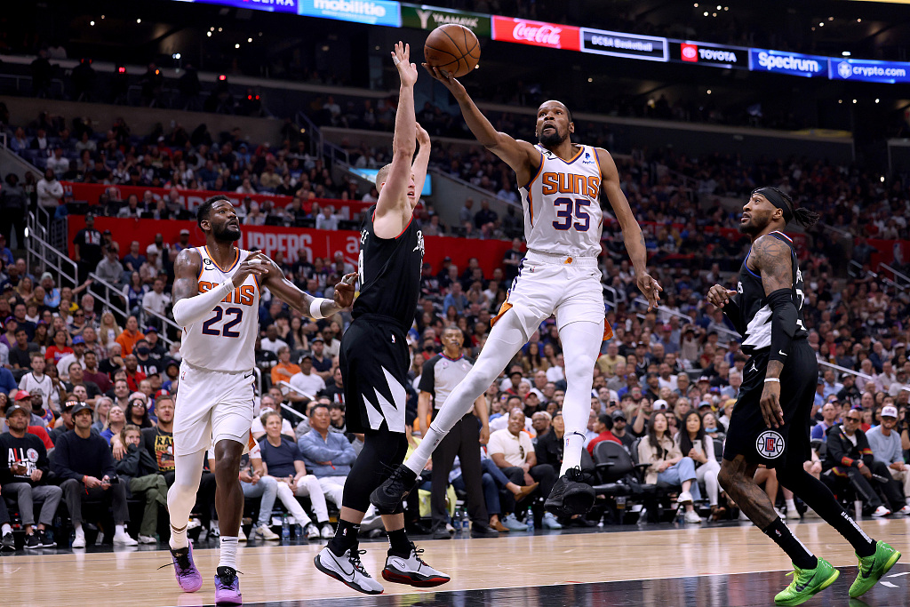 Kevin Durant (#35) of the Phoenix Suns shoots in Game 4 of the NBA Western Conference first-round playoffs against the Los Angeles Clippers at Crypto.com Arena in Los Angeles, California, April 22, 2023. /CFP