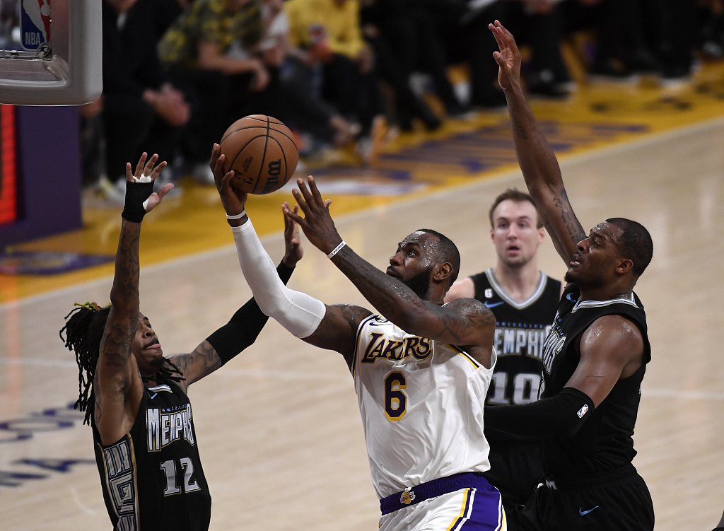 LeBron James (#6) of the Los Angeles Lakers drives toward the rim in Game 3 of the NBA Western Conference first-round playoffs against the Memphis Grizzlies at Crypto.com Arena in Los Angeles, California, April 22, 2023. /CFP