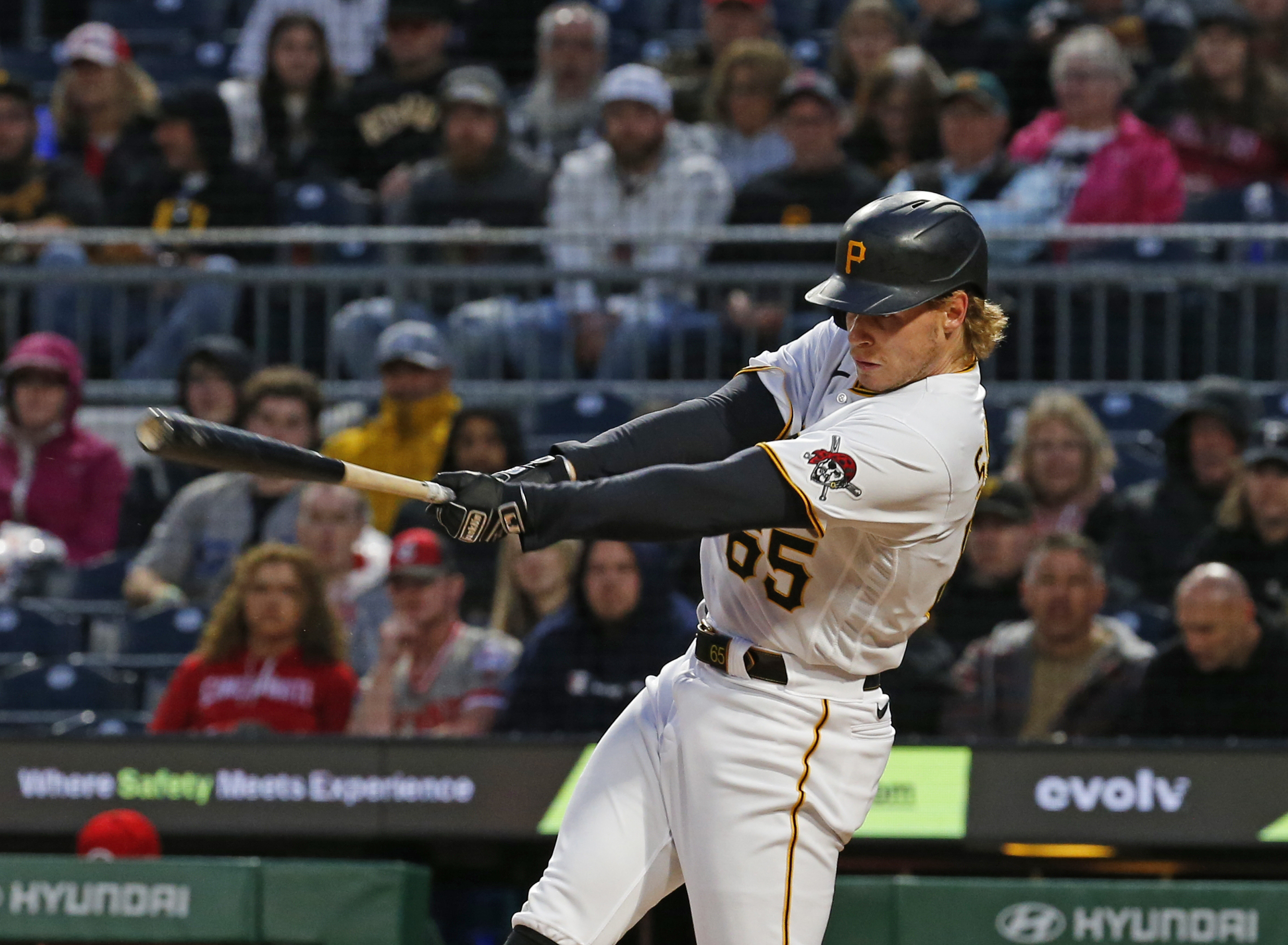 Jack Suwinski of the Pittsburgh Pirates hits during the fourth inning in the game against the Cincinnati Reds at PNC Park in Pittsburgh, Pennsylvania, April 22, 2023. /CFP 
