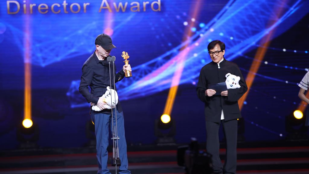 At the closing ceremony of the 24th BCSFF, Jackie Chan presents the best director award to Feng Xiaogang, Beijing, May 26, 2017. /CFP