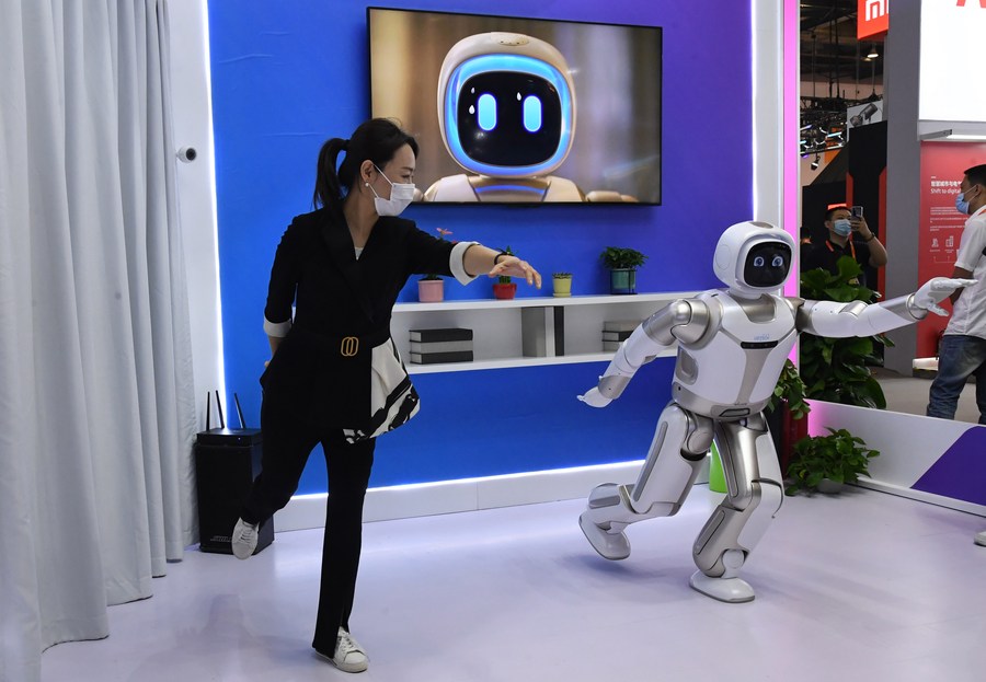 A woman interacts with a service robot (R) during the 2020 CIFTIS in Beijing, capital of China, September 6, 2020. /Xinhua