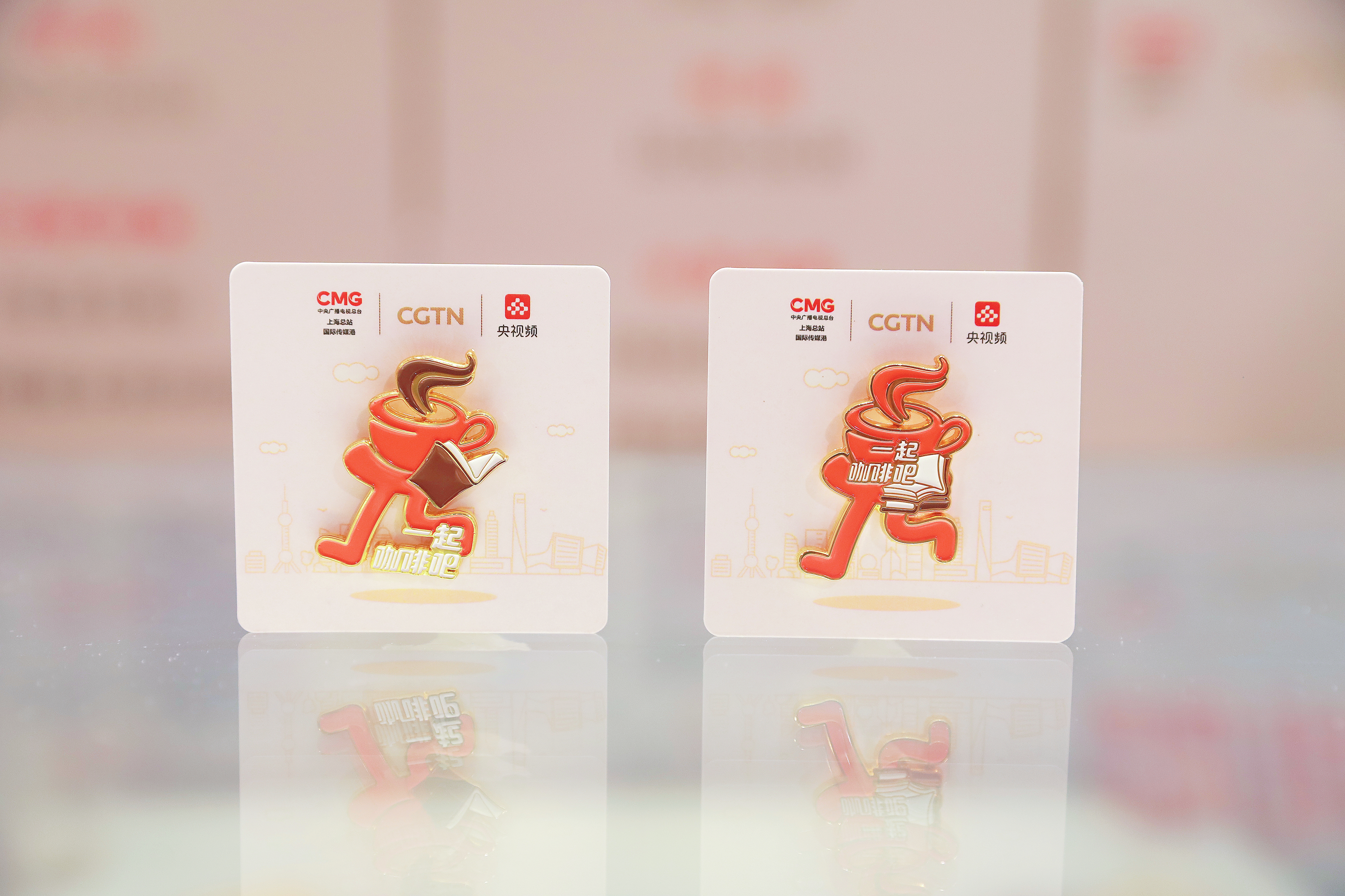 Limited-edition souvenir badges were provided on the spot during the 