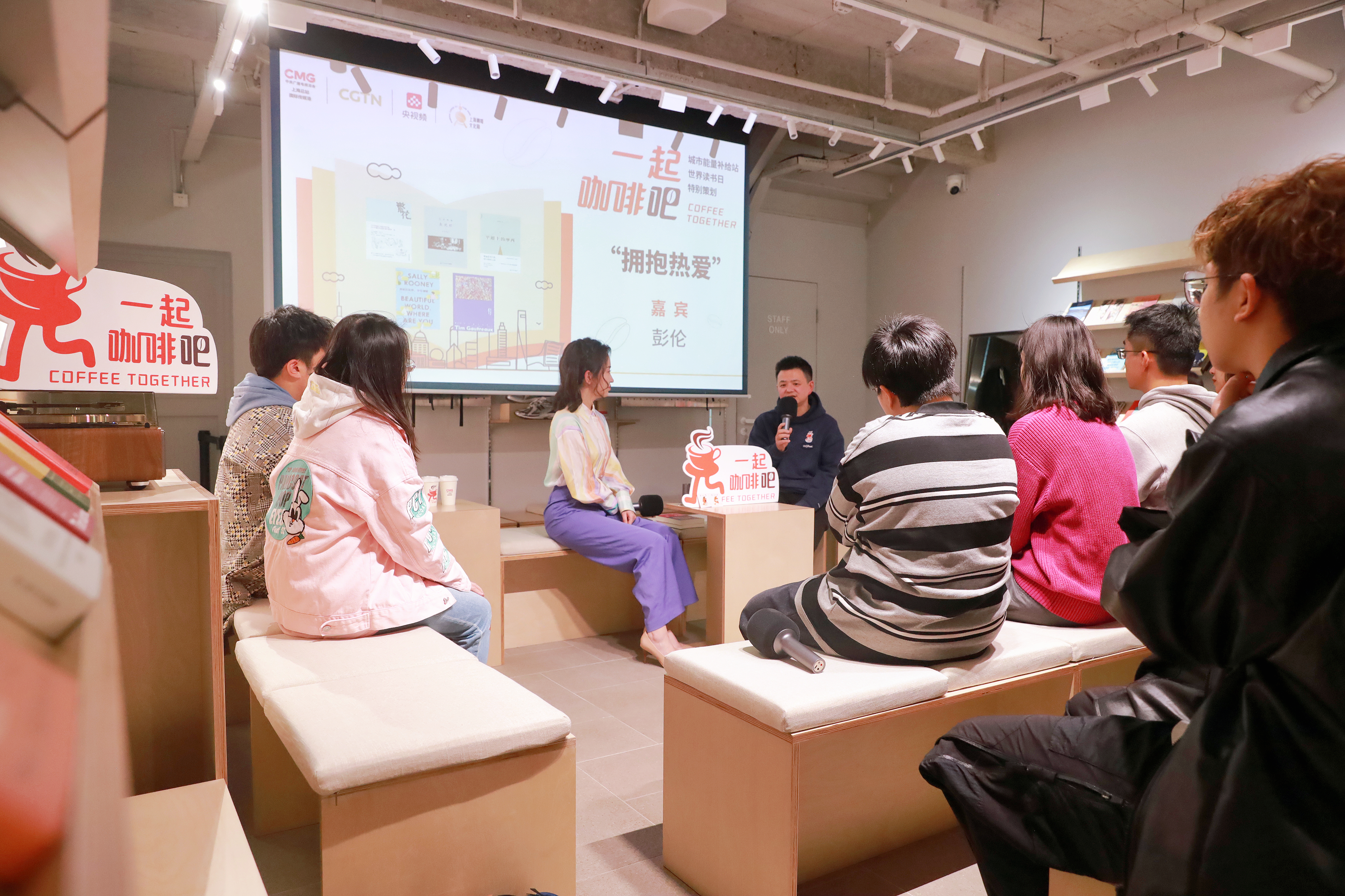 Publisher Peng Lun shares his story with visitors at the 