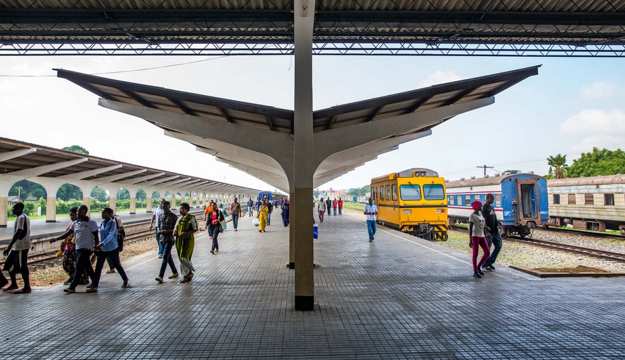Passengers leave a train after arriving at the Dar es Salaam station of Tanzania-Zambia Railway in Dar es Salaam, Tanzania, February 14, 2019. /Xinhua