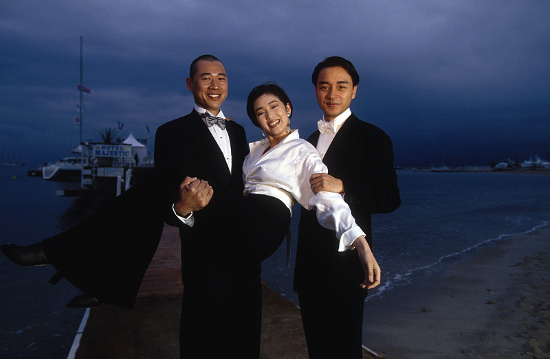 Actors Zhang Fengyi (left), Gong Li (center) and Leslie Cheung (right) pose for a photo at the 1993 Cannes Film Festival. /CFP