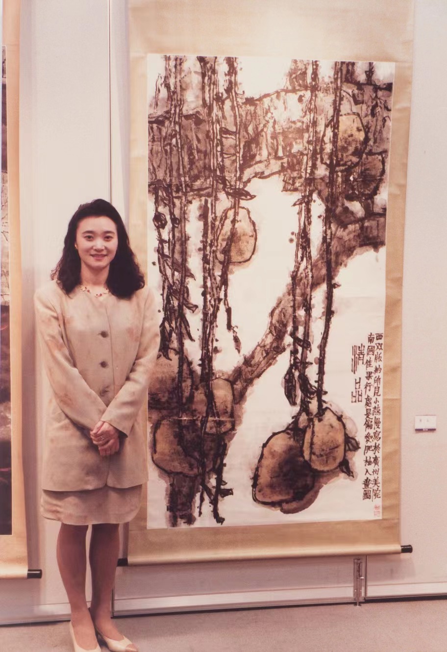 Chinese painter Wang Xiaoyan and her artwork. /CGTN