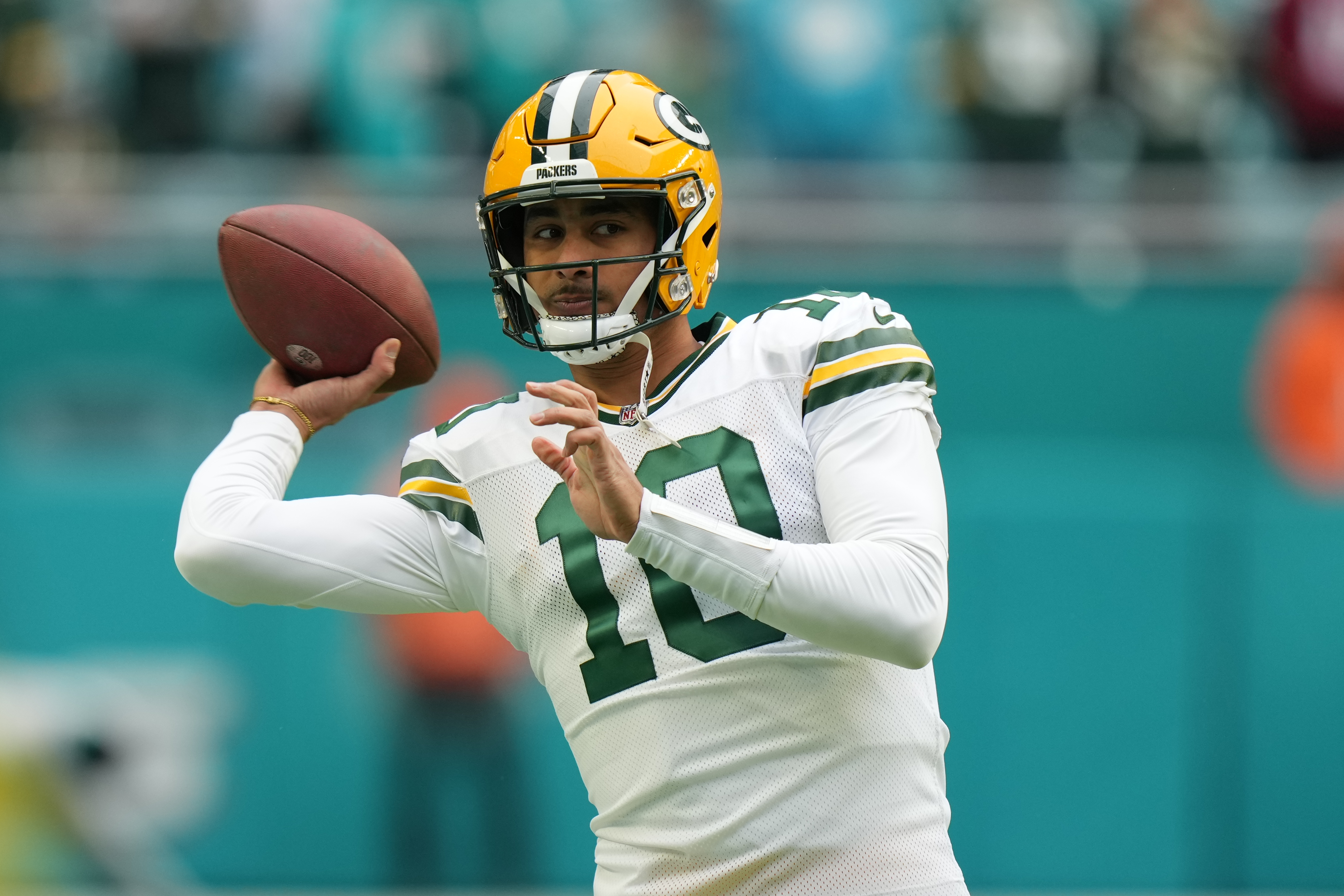 Quarterback Jordan Love of the Green Bay Packers warms up ahead of the game against the the Miami Dolphins at Hard Rock Stadium, Miami Gardens, December 25, 2022. /CFP