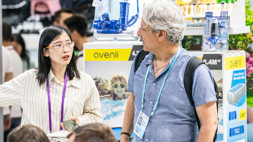 Foreign businessman talks with an exhibitor at the second phase of the 133rd Canton Fair in Guangzhou City, south China's Guangdong Province, April 23, 2023. /CFP
