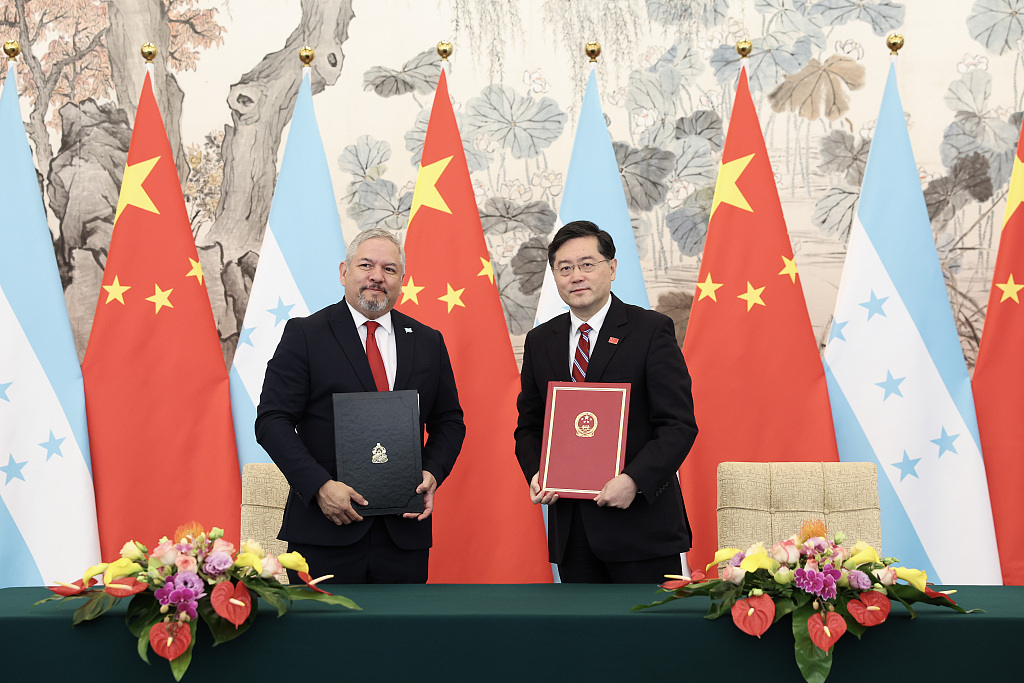 Honduran Foreign Minister Eduardo Enrique Reina (L) and his Chinese counterpart Qin Gang (R) attend the ceremony of establishment of diplomatic relations between the two countries at Diaoyutai State Guesthouse in Beijing, China, March 26, 2023. /CFP
