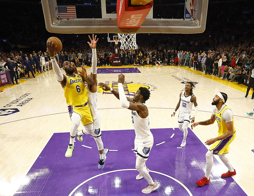 LeBron James (#6) of the Los Angeles Lakers drives toward the rim in Game 4 of the NBA Western Conference first-round playoffs against the Memphis Grizzlies at Crypto.com Arena in Los Angeles, California, April 24, 2023. /CFP