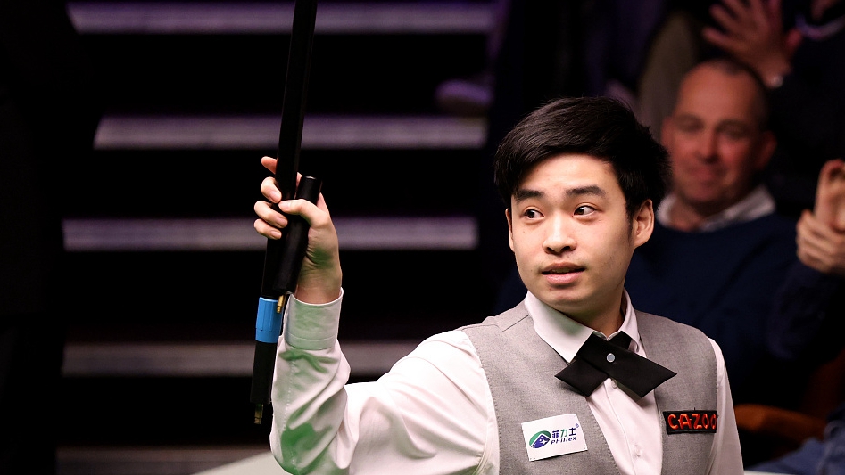 Si Jiahui celebrates victory following his win over Robert Milkins during the World Snooker Championship at Crucible Theater in Sheffield, England, April 24, 2023. /CFP