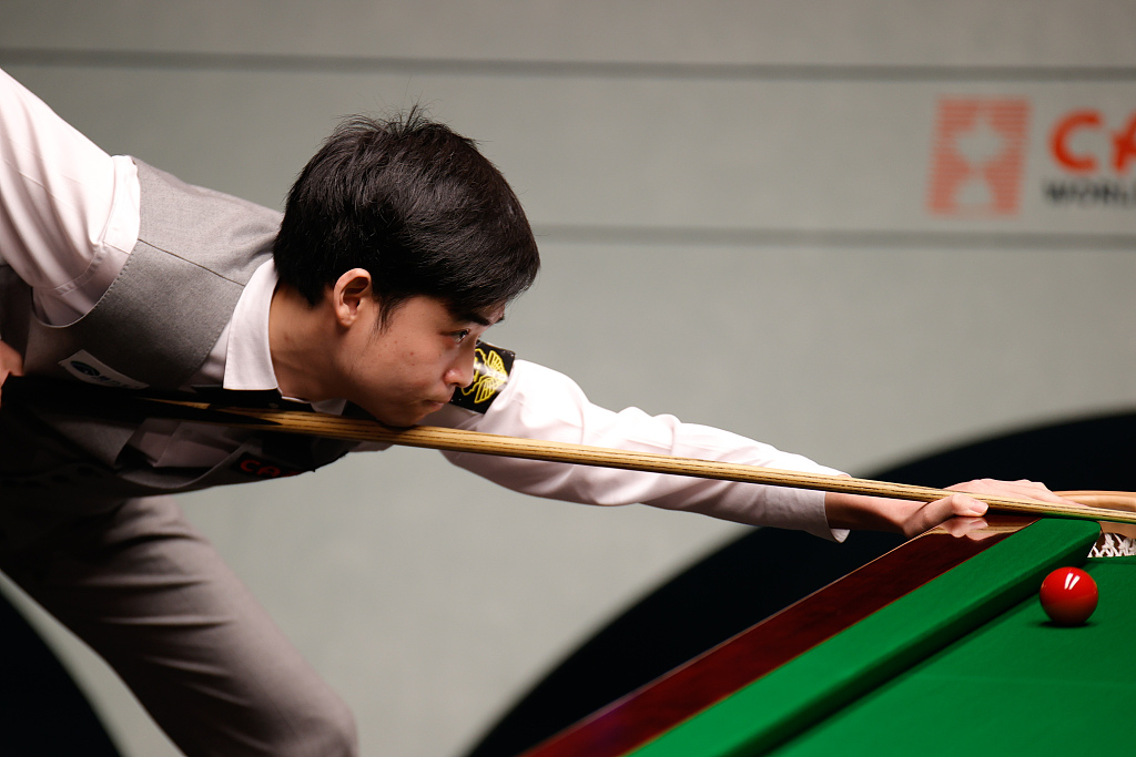 Si Jiahui in action during the World Snooker Championship at Crucible Theater in Sheffield, England, April 24, 2023. /CFP