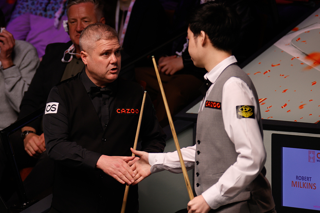 Si Jiahui shakes hand with Robert Milkins during the World Snooker Championship at Crucible Theater in Sheffield, England, April 24, 2023. /CFP