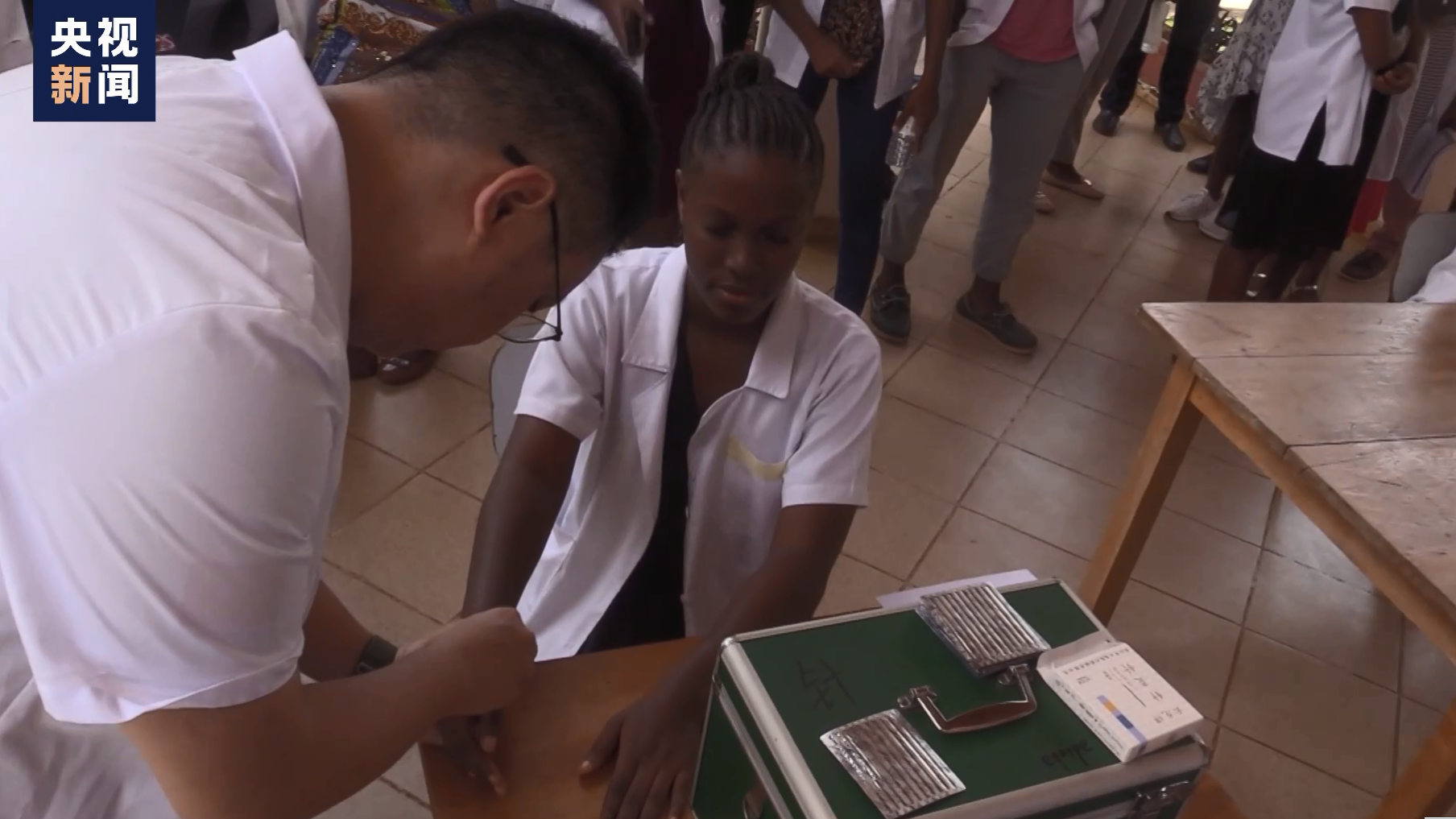 A member of Chinese medical team gives free clinic to a student in Sao Tome and Principe, April 24, 2023. /CMG