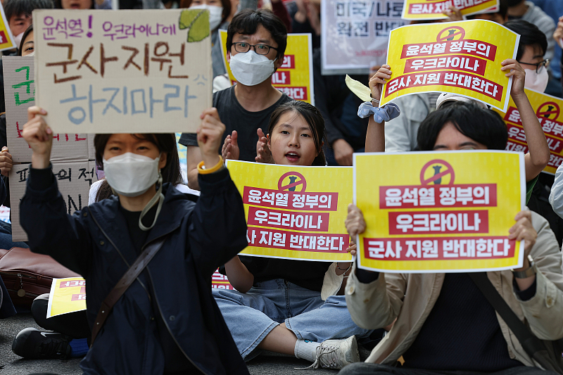 Protestors stage a protest calling for the government to rule out military support to Ukraine in Seoul, April 22, 2023. /CFP