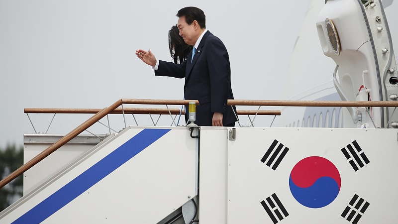 South Korean President Yoon Suk-yeol and his wife greet people before boarding airplane at Seoul Airport in Seongnam, South Korea, April 24, 2023. /CFP