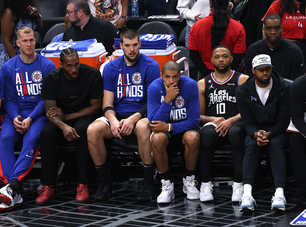 L-R: Mason Plumlee, Kawhi Leonard, Ivica Zubac, Nicolas Butam, Eric Gordon and Paul George of the Los Angeles Clippers sti on the bench during Game 5 of the NBA Western Conference first-round playoffs against the Phoenix Suns at the Footprint Center in Phoenix, Arizona, April 25, 2023. /CFP
