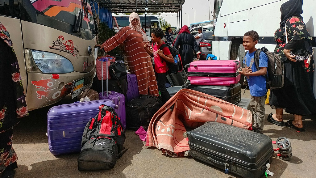 Passengers fleeing Sudan disembark at the Wadi Karkar bus station near the Egyptian city of Aswan, April 25, 2023. /CFP