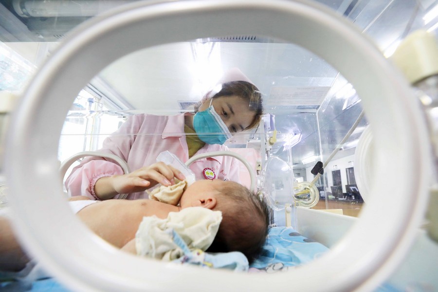 A nurse feeds a newborn at the neonatology department of the People's Hospital of Rong'an, south China's Guangxi Zhuang Autonomous Region, January 1, 2021. /Xinhua