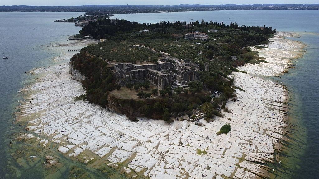 A view of the peninsula of Sirmione, where the water level has dropped critically following severe drought resulting in the emergence of rocks, on Lake Garda, Italy, August 12, 2022. /CFP
