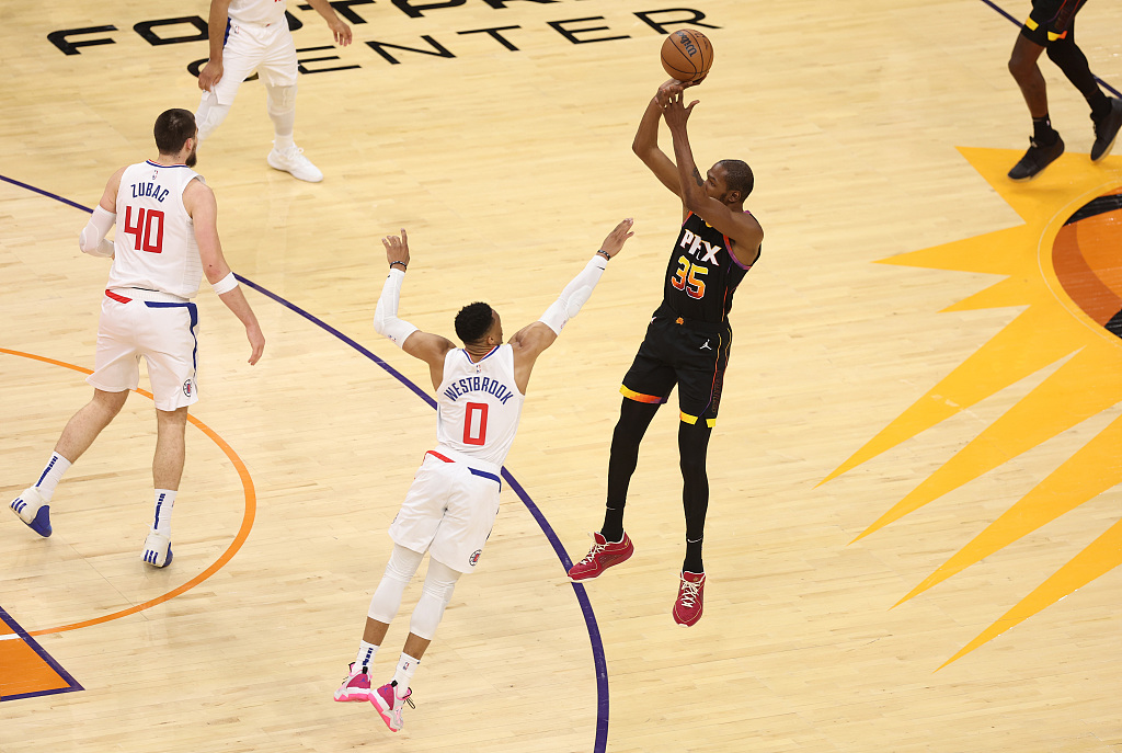 Kevin Durant (#35) of the Phoenix Suns shoots in Game 5 of the NBA Western Conference first-round playoffs against the Los Angeles Clippers at the Footprint Center in Phoenix, Arizona, April 25, 2023. /CFP