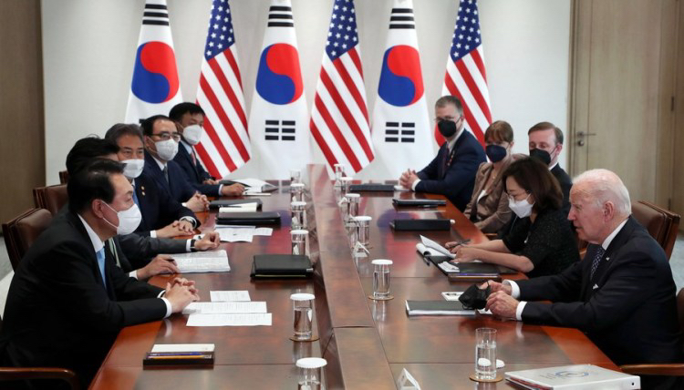 South Korean President Yoon Suk-yeol (1st L) and U.S. President Joe Biden (1st R) hold their first summit talks in Seoul, South Korea, May 21, 2022. /Xinhua