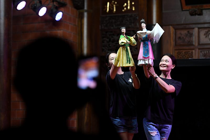 艺人在福建省晋江市五店市传统街区表演木偶戏。  /CFP