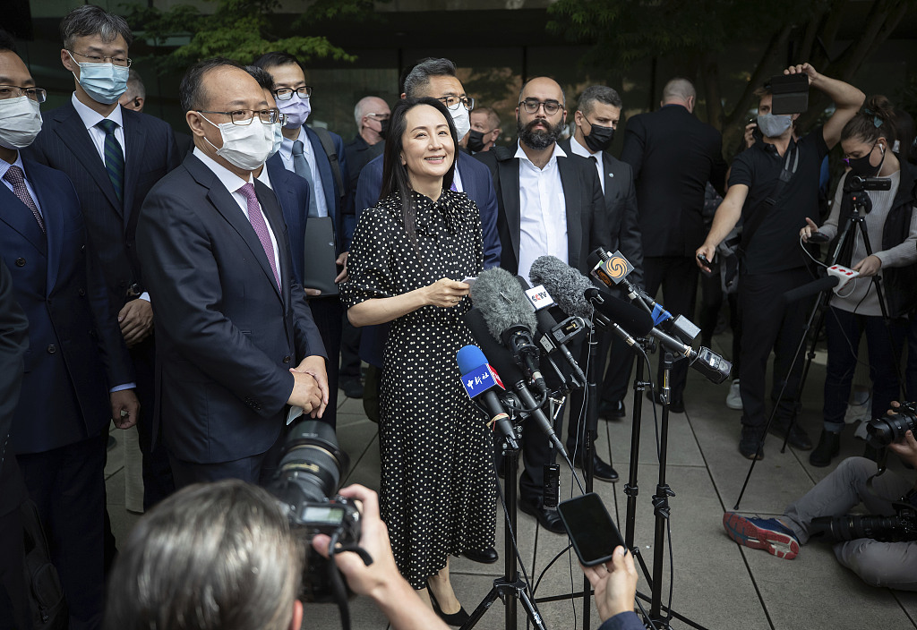 Meng Wanzhou, chief financial officer of Huawei, reads a statement outside B.C. Supreme Court in Vancouver, British Columbia, Canada, September 24, 2021. /CFP