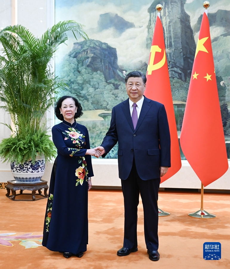 Xi Jinping, general secretary of the CPC Central Committee and Chinese president, shakes hands with Truong Thi Mai, a member of the Political Bureau of the CPV Central Committee, permanent member of the CPV Central Committee Secretariat and head of the Organization Commission of the CPV Central Committee, in Beijing, China, April 26, 2023. /Xinhua