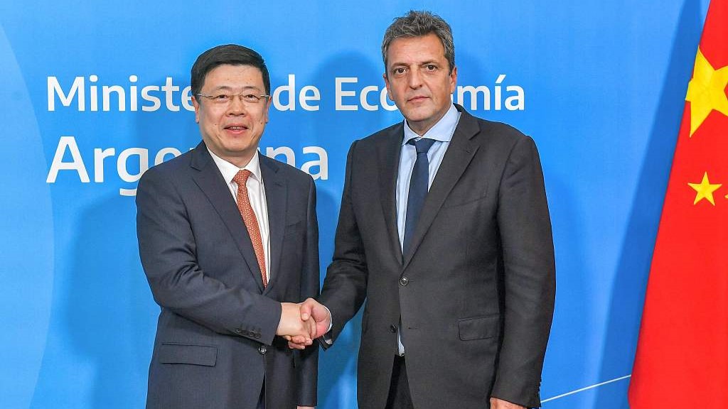 Chinese Ambassador to Argentina Zou Xiaoli (L) and Argentine Economy Minister Sergio Massa (R) shaking hands in Buenos Aires, Argentina, April 26, 2023. /CFP