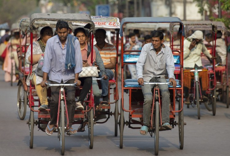 People ride rickshaws at a market place in New Delhi, India, April 26, 2023. /Xinhua
