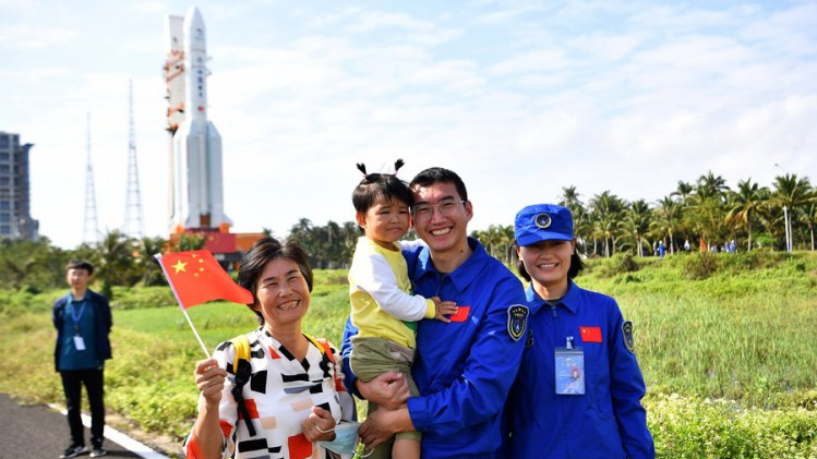 Staff members pose for a photo with their family at the Wenchang Spacecraft Launch Site in south China's Hainan Province, November 17, 2020. /Xinhua