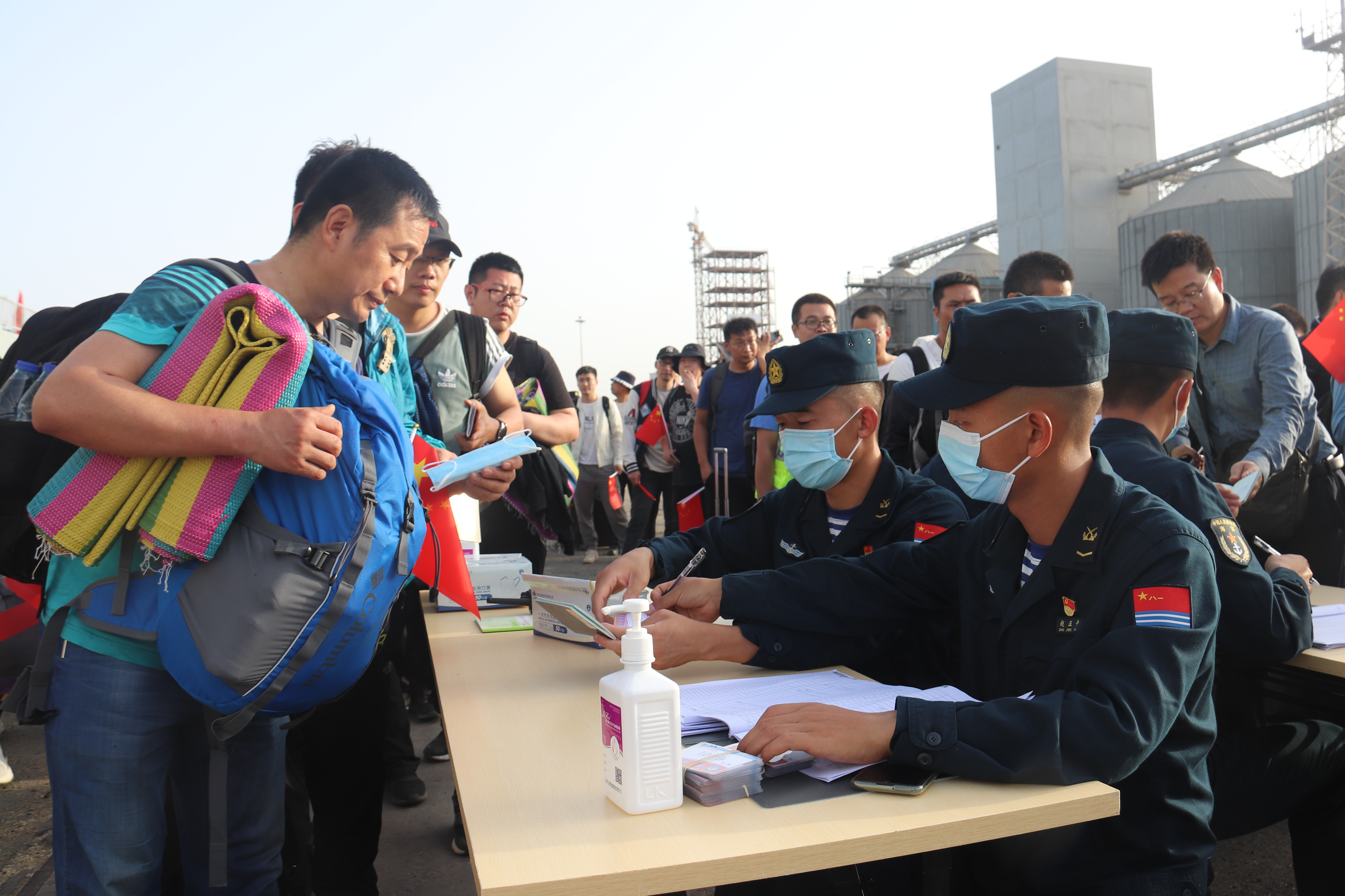 Chinese naval soldiers register details of evacuees, April 26, 2023. /Photo by Wang Peng