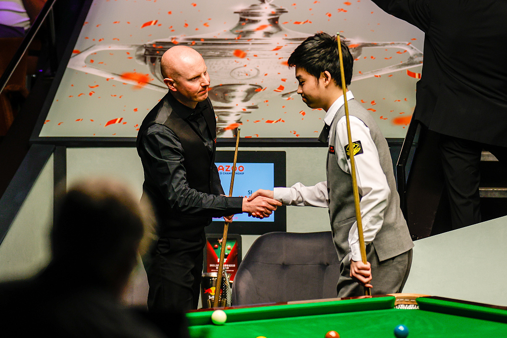 Si Jiahui (R) shakes hand with Anthony McGill during the quarterfinal at the World Snooker Championship at the Crucible Theatre in Sheffield, England, April 26, 2023. /CFP
