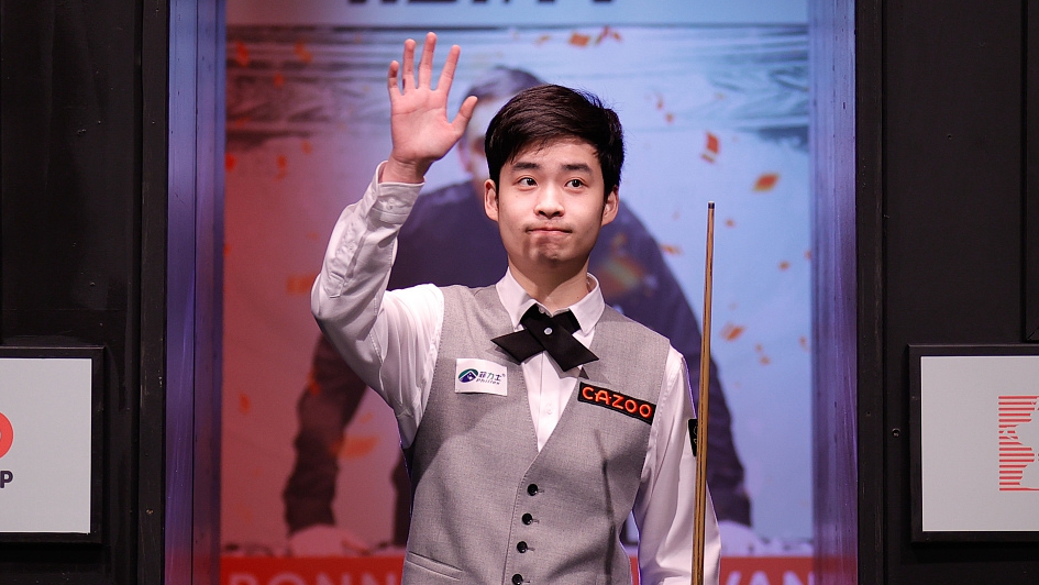 Si Jiahui acknowledges the crowd during the quarterfinal at the World Snooker Championship at the Crucible Theatre in Sheffield, England, April 26, 2023. /CFP