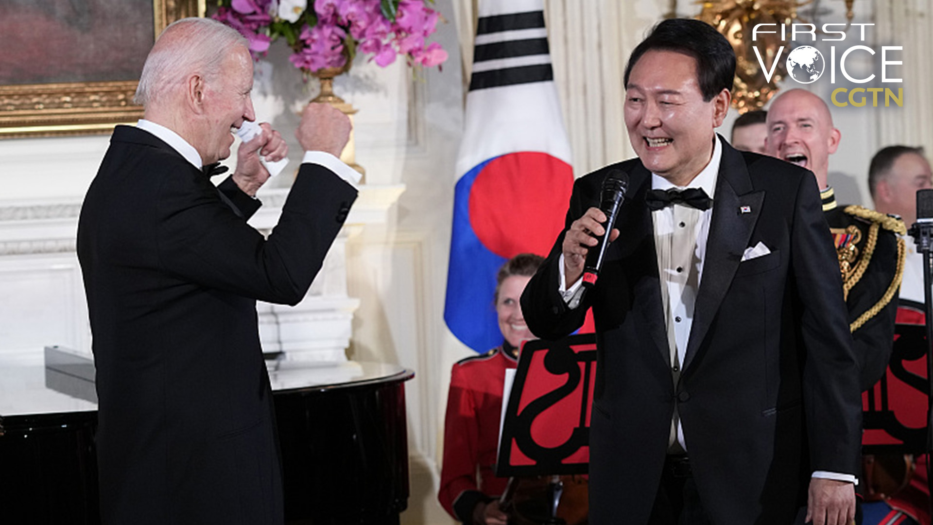 U.S. President Joe Biden reacts as South Korean President Yoon Suk-yeol sings in the State Dining Room of the White House in Washington, D.C., April 26, 2023. /CFP