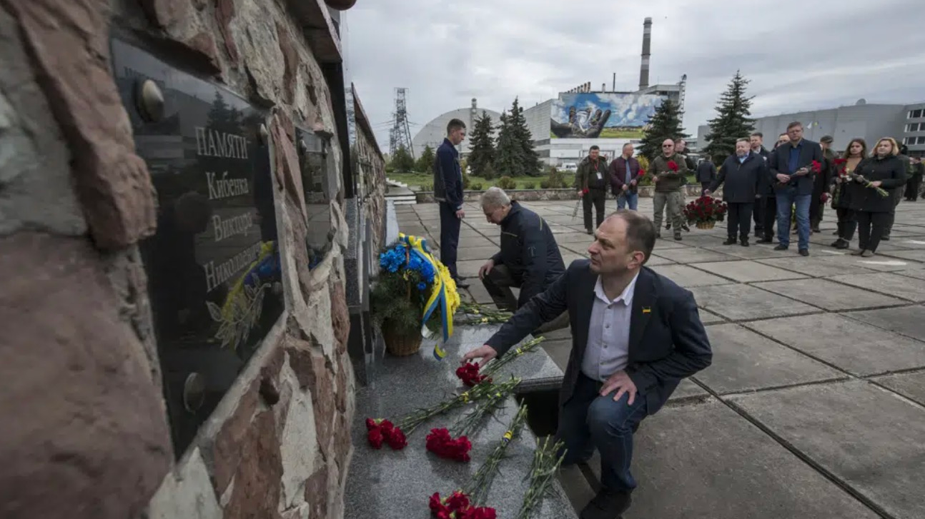 Chernobyl's nuclear power plant workers lay flowers at a monument to the victims of the Chernobyl tragedy during a memorial ceremony in Chernobyl, Ukraine, April 26, 2023. /AP