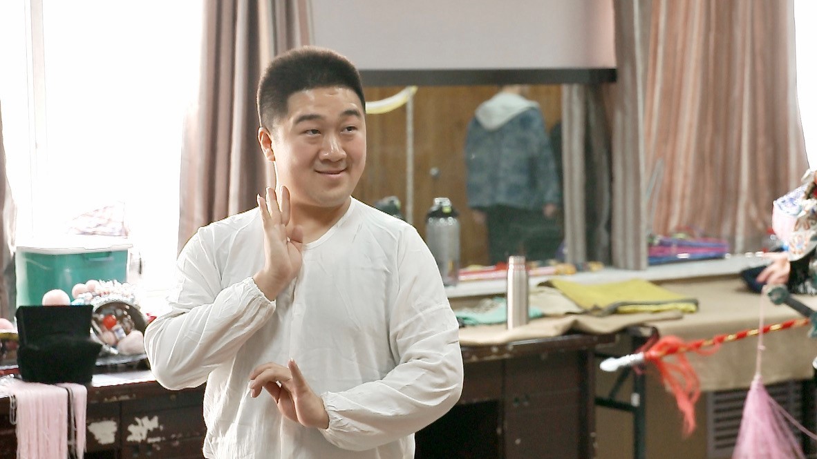 Guo Jianxiong practices backstage for a rehearsal in Taiyuan, Shanxi on April 18, 2023. /CGTN