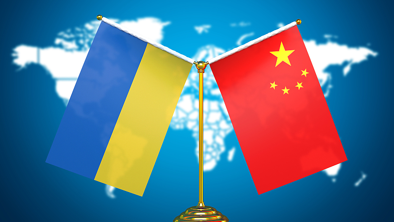 National flags of China and Ukraine. /CFP