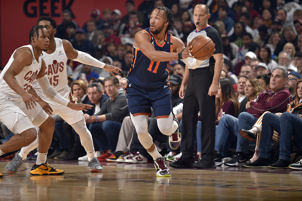 Jalen Brunson (#11) of the New York Knicks passes in Game 5 of the NBA Eastern Conference first-round playoffs against the Cleveland Cavaliers at the Rocket Mortgage FieldHouse in Cleveland, Ohio, April 26, 2023. /CFP