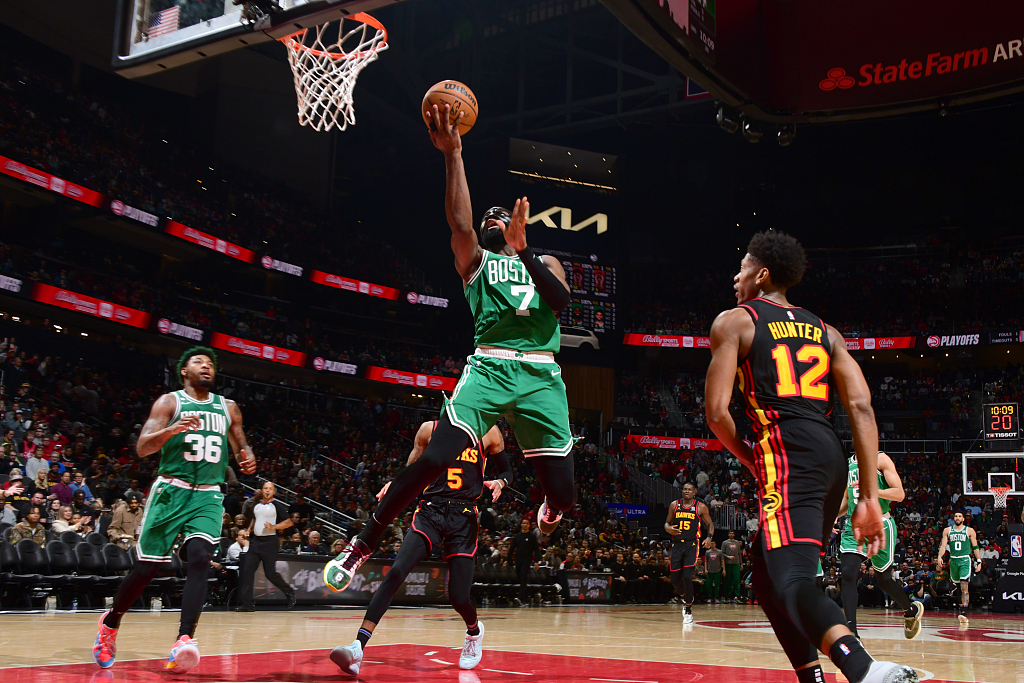 Jalylen Brown (#7) of the Boston Celtics drives toward the rim in Game 6 of the NBA Eastern Conference first-round playoffs against the Atlanta Hawks at State Farm Arena in Atlanta, Georgia, April 27, 2023. /CFP